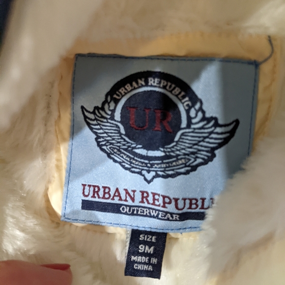 Baby Snowsuit Urban Republic size 9 months with attached mittens fur lined - Picture 5 of 5